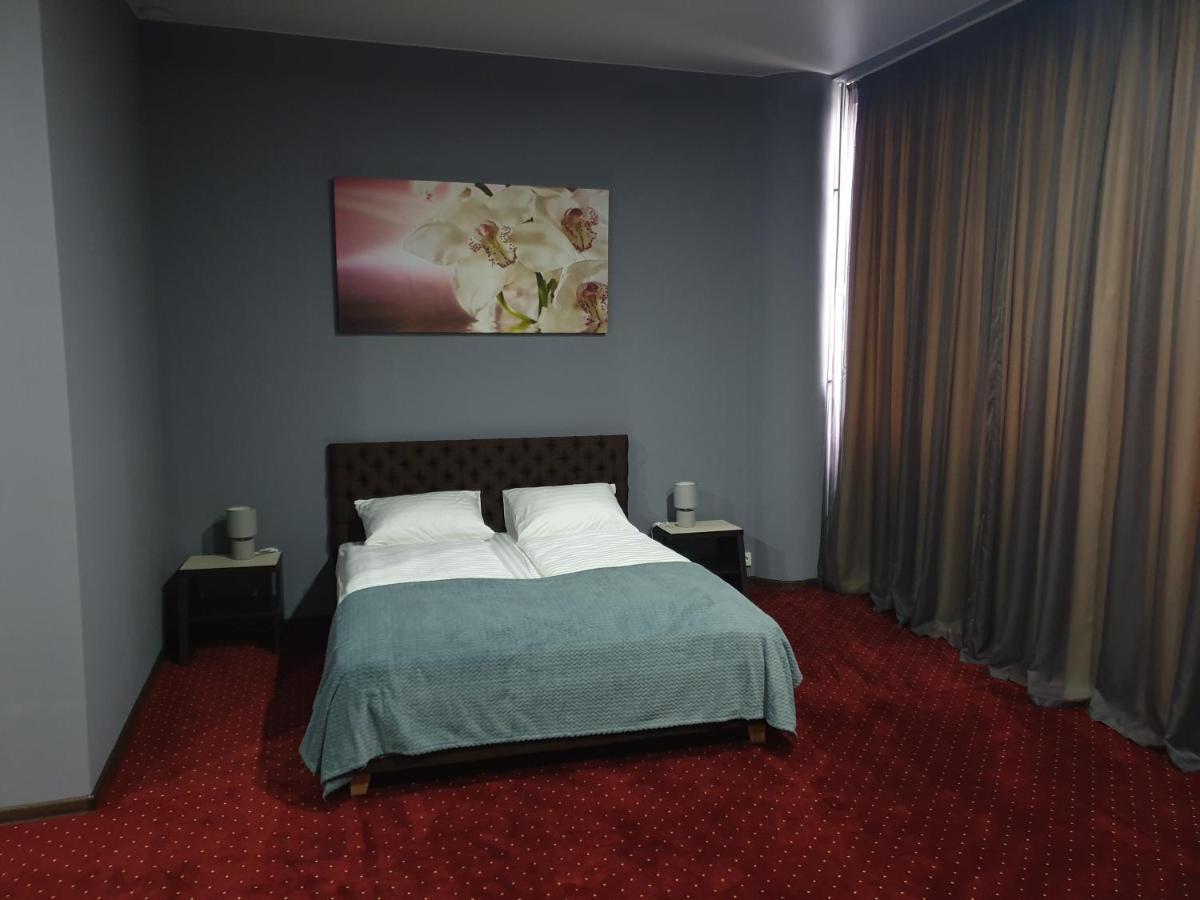 Lex Trend Hotel Ирпин Екстериор снимка