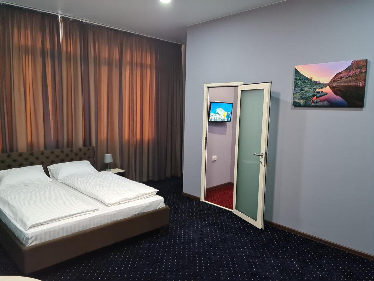 Lex Trend Hotel Ирпин Екстериор снимка