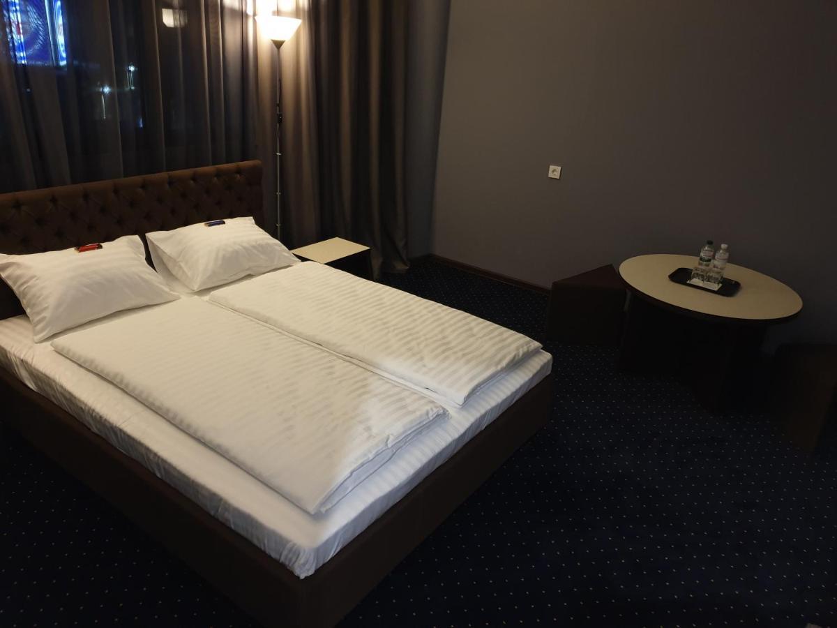 Lex Trend Hotel Ирпин Екстериор снимка