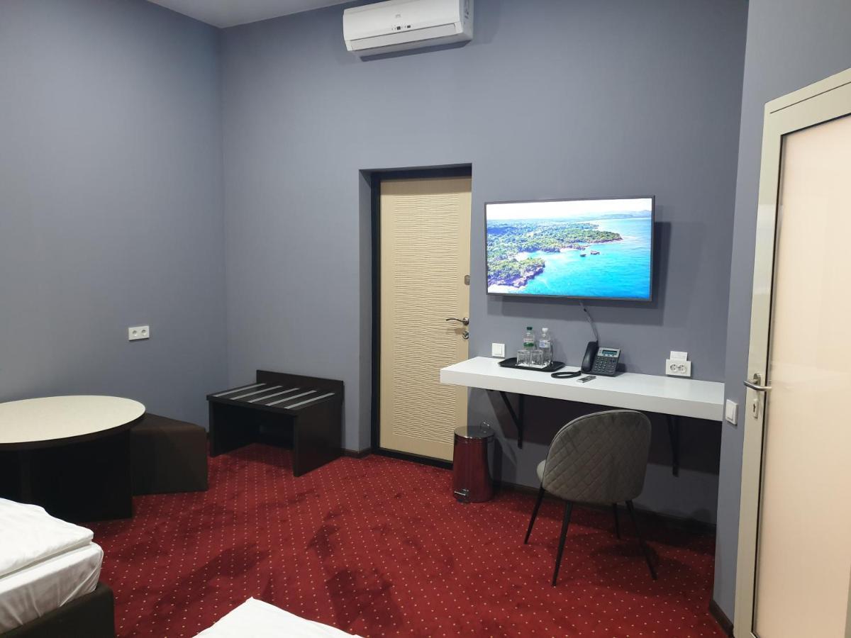 Lex Trend Hotel Ирпин Екстериор снимка