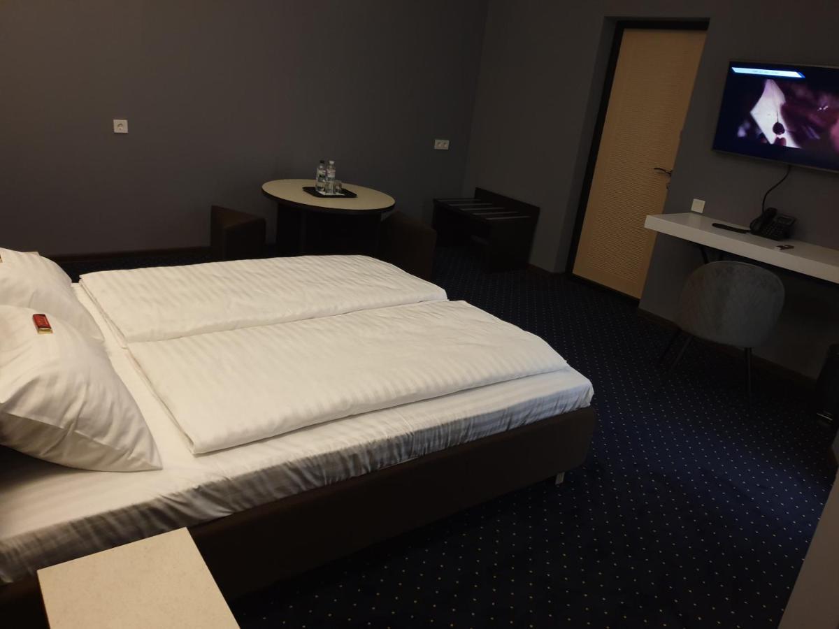 Lex Trend Hotel Ирпин Екстериор снимка